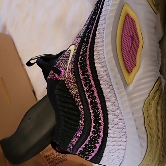 Nike Cosmic sneakers (adult) NEW Men Size 9 , Women size 10.5 US - Picture 8 of 14